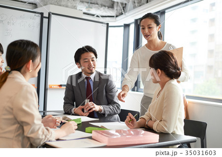 語学学校　講師　学生　中国語 35031603