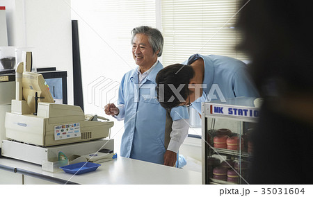 コンビニで働くシニア 35031604