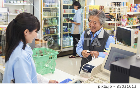 コンビニのレジに並ぶお客 35031613