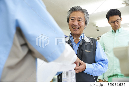 コンビニのレジに並ぶお客 コンビニのレジに並ぶお客 35031625