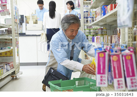 コンビニで働くシニア コンビニで働くシニア 35031643