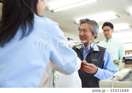 コンビニのレジに並ぶお客 35031689