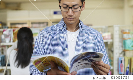 コンビニで立ち読みをする男性 コンビニで立ち読みをする男性 35031732
