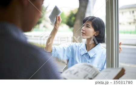 コンビニで働く女性 35031780