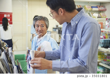 コンビニで立ち読みをする男性 コンビニで立ち読みをする男性 35031801