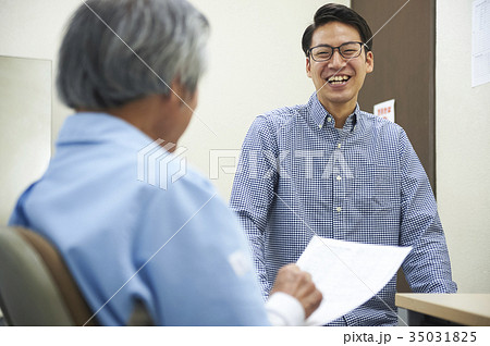 コンビニ店員の面接 35031825