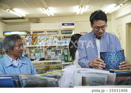 コンビニで立ち読みをする男性 コンビニで立ち読みをする男性 35031906