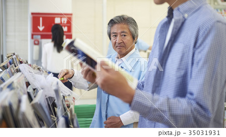 コンビニで働くシニア コンビニで働くシニア 35031931
