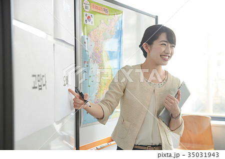語学学校 講師 韓国語を教える女性の写真素材