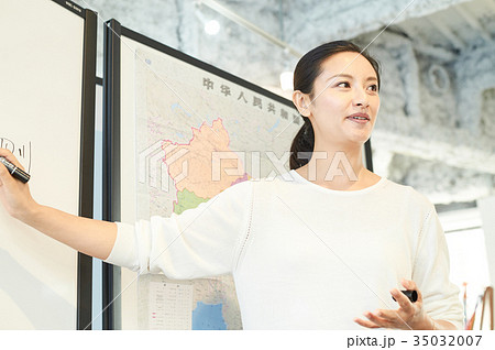 語学学校　講師　中国語を教える女性 35032007