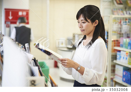 コンビニで立ち読みをする女性 35032008
