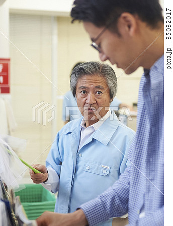コンビニで働くシニア 35032017