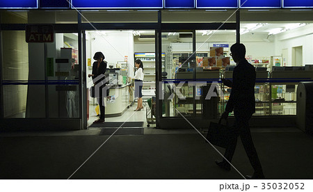 コンビニで買い物 コンビニで買い物 35032052