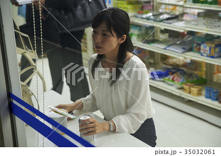 コンビニのイートイン 35032061