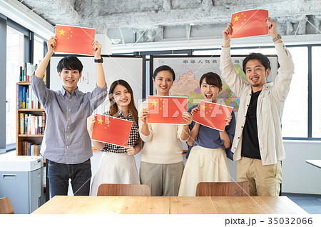語学学校　国旗を掲げる学生たち　中国 35032066