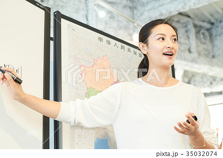 語学学校　講師　中国語を教える女性 35032074