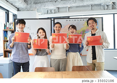 語学学校　国旗を掲げる学生たち　中国 35032106