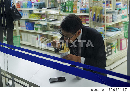 コンビニのイートイン コンビニのイートイン 35032117