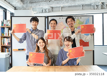 語学学校　国旗を掲げる学生たち　中国 35032118