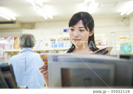 コンビニで立ち読みをする女性 コンビニで立ち読みをする女性 35032119