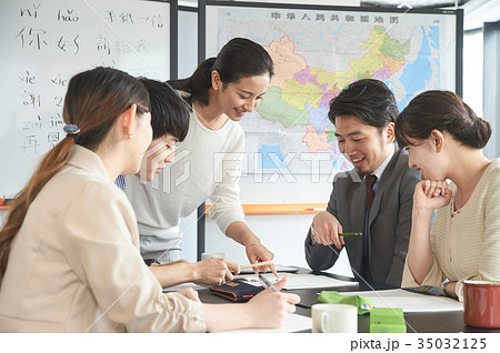 語学学校　講師　学生　中国語 35032125