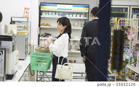 コンビニのレジに並ぶお客 35032126