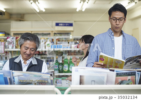 コンビニで立ち読みをする男性 コンビニで立ち読みをする男性 35032134