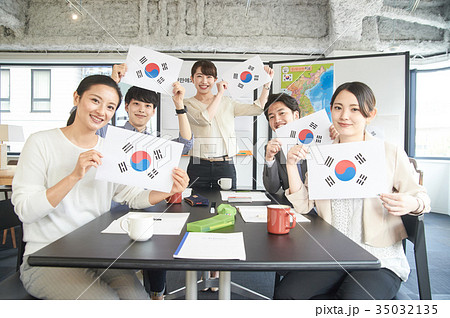 語学学校 韓国語 国旗を掲げる学生たち 語学学校 韓国語 国旗を掲げる学生たち 35032135