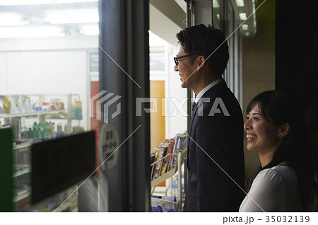 コンビニで買い物するカップル コンビニで買い物するカップル 35032139
