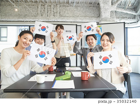 語学学校　韓国語　国旗を掲げる学生たち 35032140