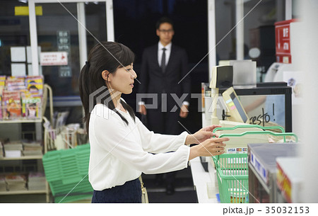 コンビニのレジに並ぶお客 コンビニのレジに並ぶお客 35032153