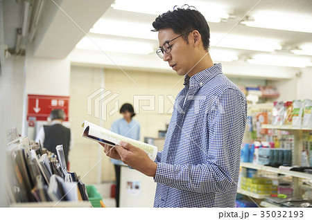 コンビニで立ち読みをする男性 コンビニで立ち読みをする男性 35032193