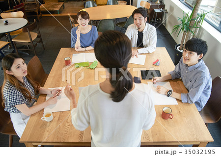 語学学校　授業　講師　学生 35032195