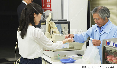 コンビニで働くシニア 35032208