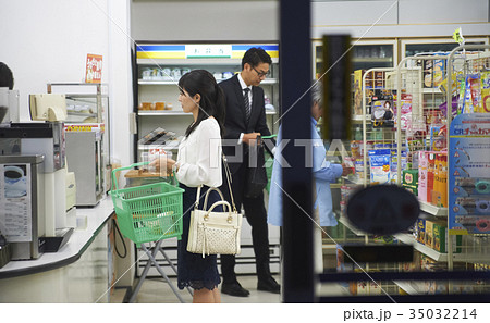 コンビニのレジに並ぶお客の写真素材