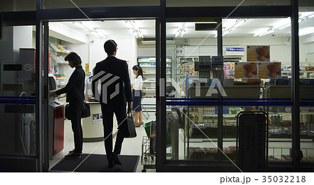 コンビニで買い物 35032218