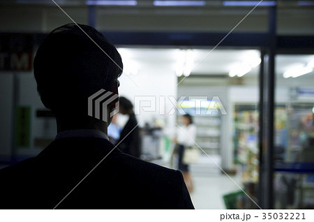 コンビニで買い物 35032221