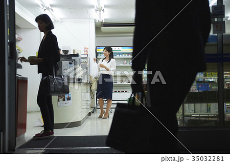 コンビニで買い物 コンビニで買い物 35032281