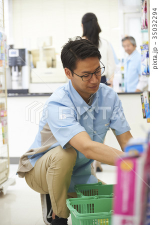 コンビニで働く男性 35032294