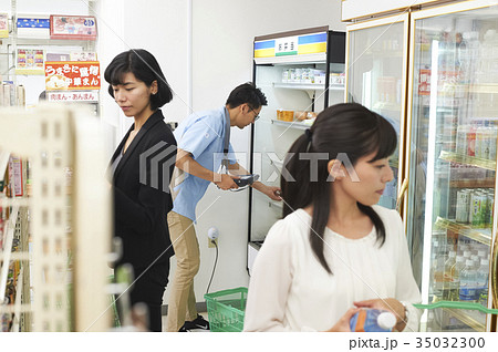 コンビニで働く男性 コンビニで働く男性 35032300