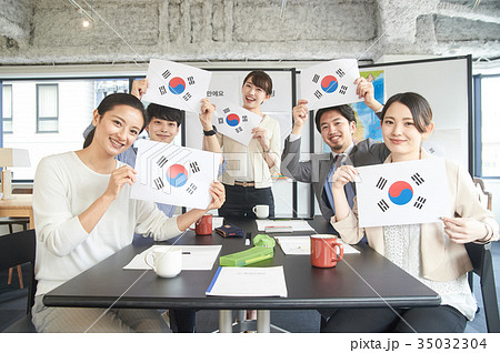 語学学校　韓国語　国旗を掲げる学生たち 35032304