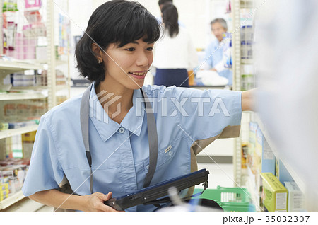 コンビニで働く女性 コンビニで働く女性 35032307