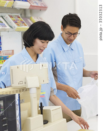 コンビニで働く男女 35032313