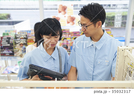コンビニで働く男女 コンビニで働く男女 35032317