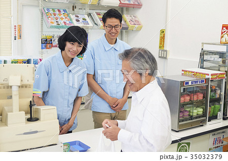 コンビニで働く男女 35032379