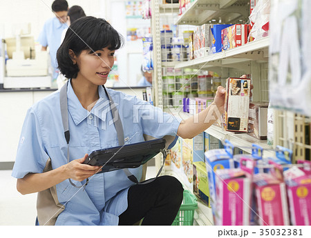 コンビニで働く女性 35032381