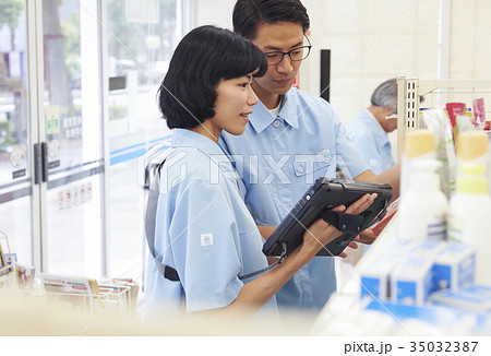 コンビニで働く男女 コンビニで働く男女 35032387