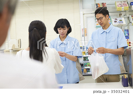 コンビニで働く男女 35032401