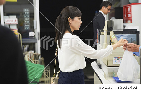 コンビニのレジに並ぶお客 コンビニのレジに並ぶお客 35032402