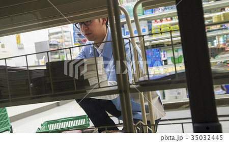 コンビニで働く男性 コンビニで働く男性 35032445